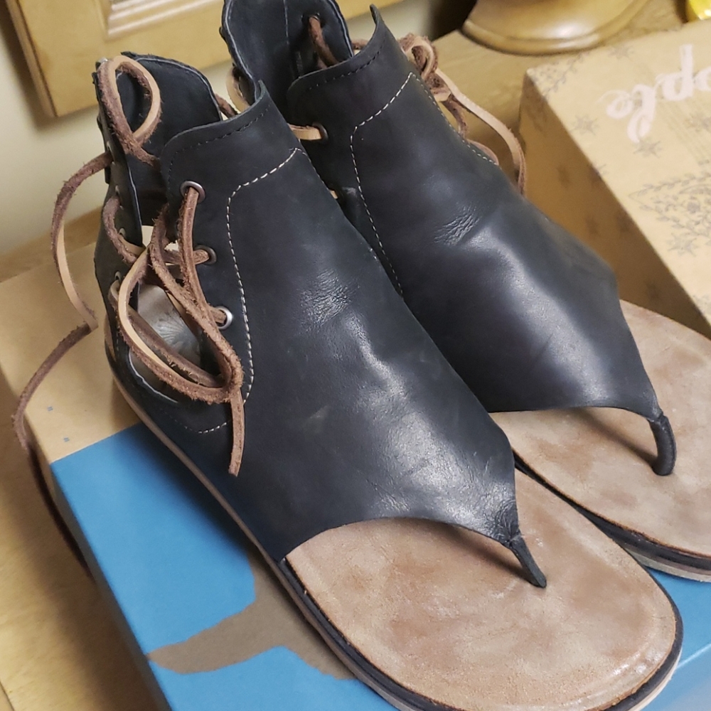 OTBT LOCATE SANDALS.